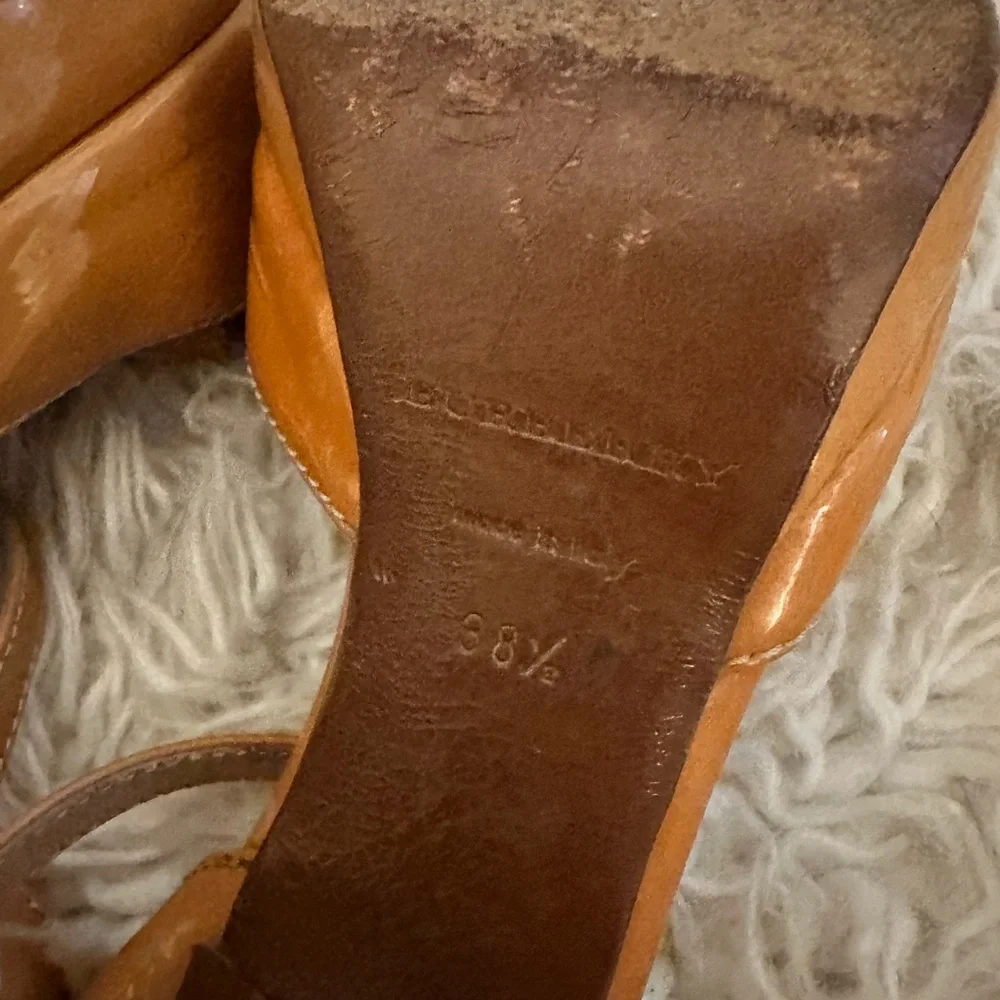 Burberry Retro Heels - Picture 5 of 7